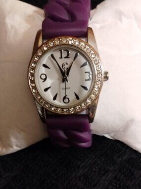 WOMENS GENEVA WATCH WITH STRECH BAND